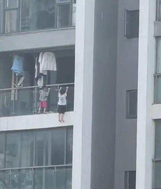 吓人！幼童悬空挂13楼阳台外玩“引体向上”，街道办回应